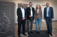 Die Präsidentin der Universität der Bundeswehr München, Prof. Eva-Maria Kern (2.v.r.), begrüßt den Präsidenten des LSI, Bernd Geisler (Foto re.), Dr. Thomas Kaiser, Vizepräsident LSI und Leiter der Abteilung Cyber-Sicherheit (2.v.l.) und Moritz Loske (li.), Leiter des Referats Labor und Zuständiger für Hochschulkooperation.